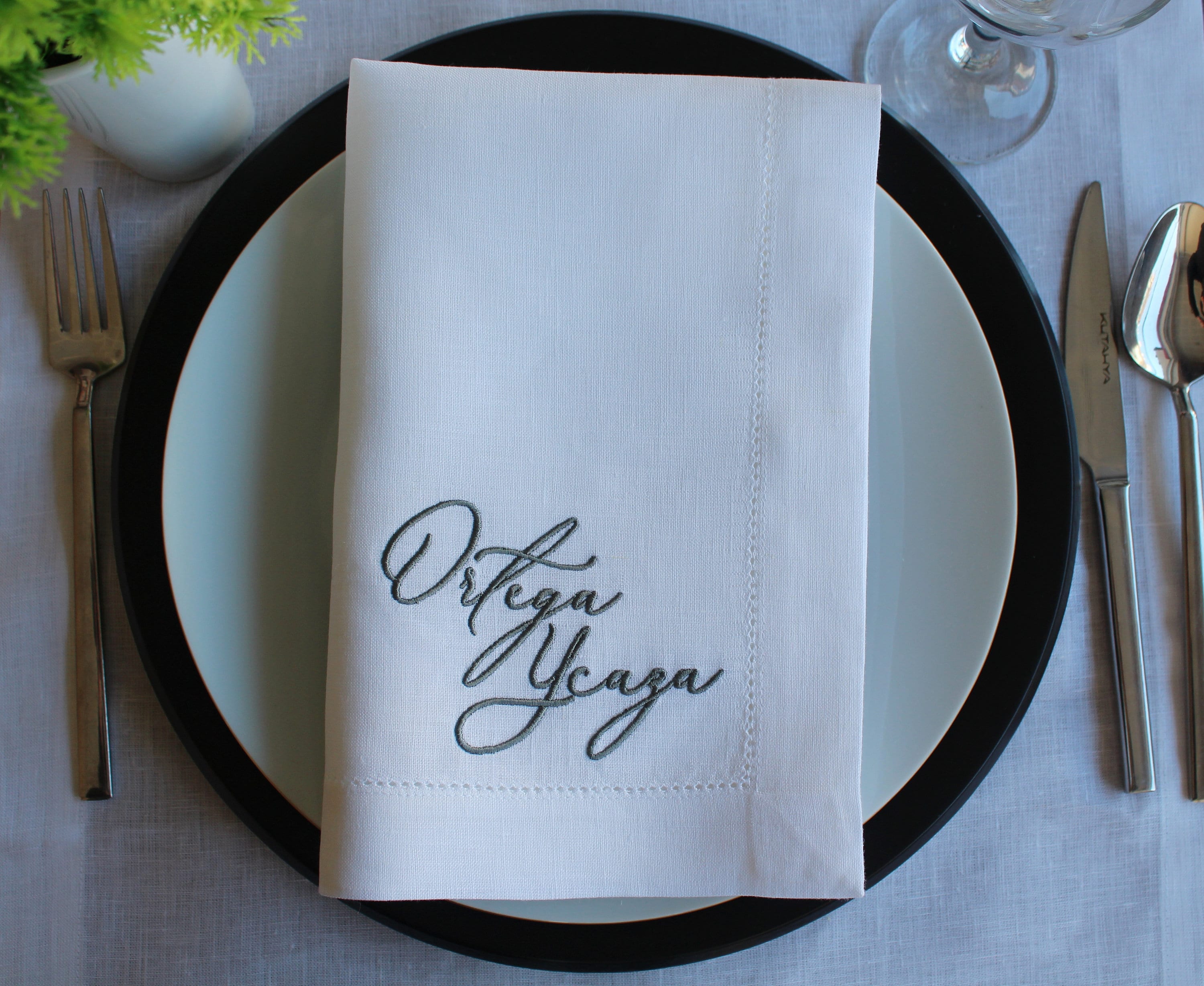 Name Embroidered Linen Napkin, Customized Linen Napkin, Family Embroidered Linen Dinner Napkin,  Wedding Gift, Personalized Dinner Napkin