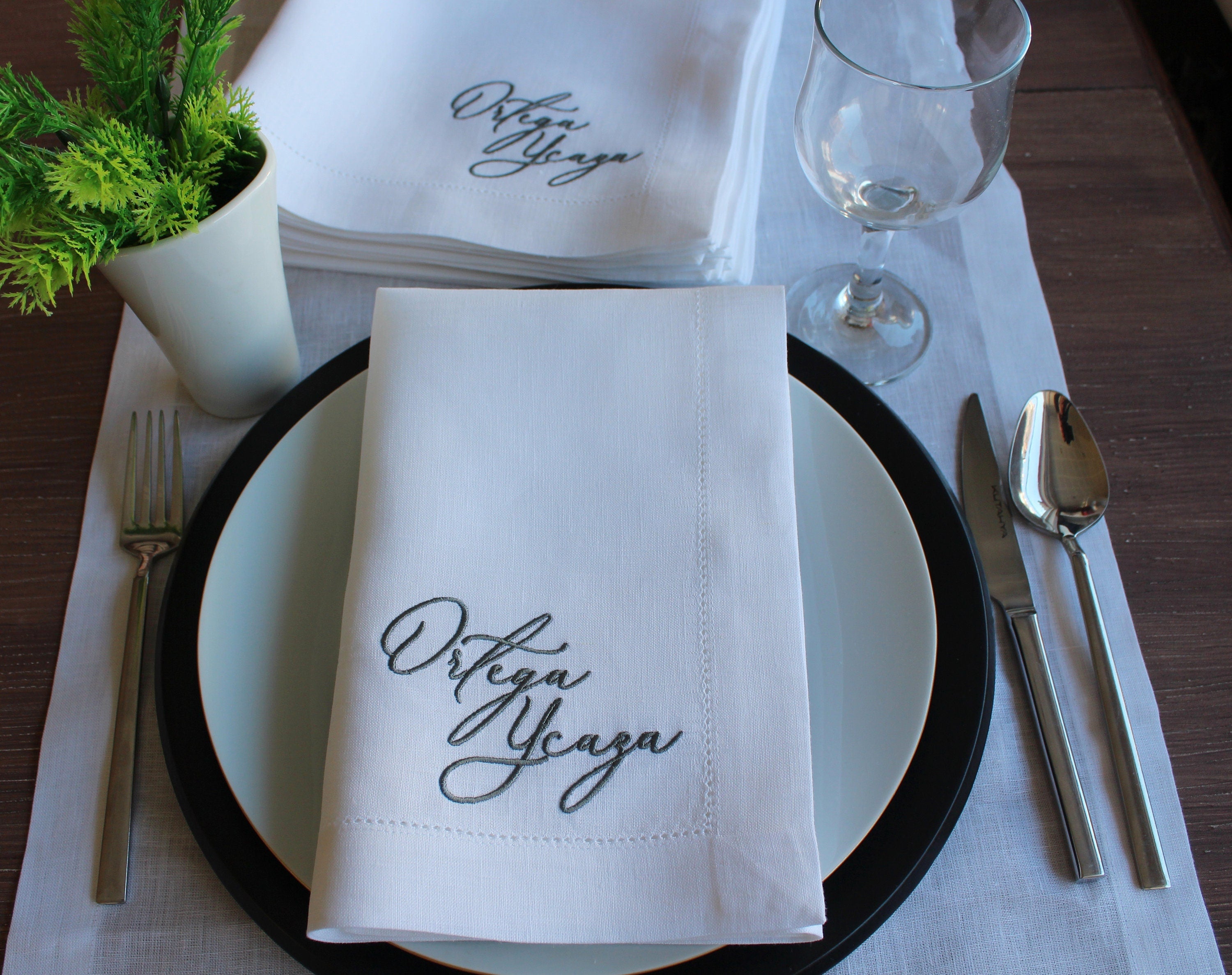 Name Embroidered Linen Napkin, Customized Linen Napkin, Family Embroidered Linen Dinner Napkin,  Wedding Gift, Personalized Dinner Napkin