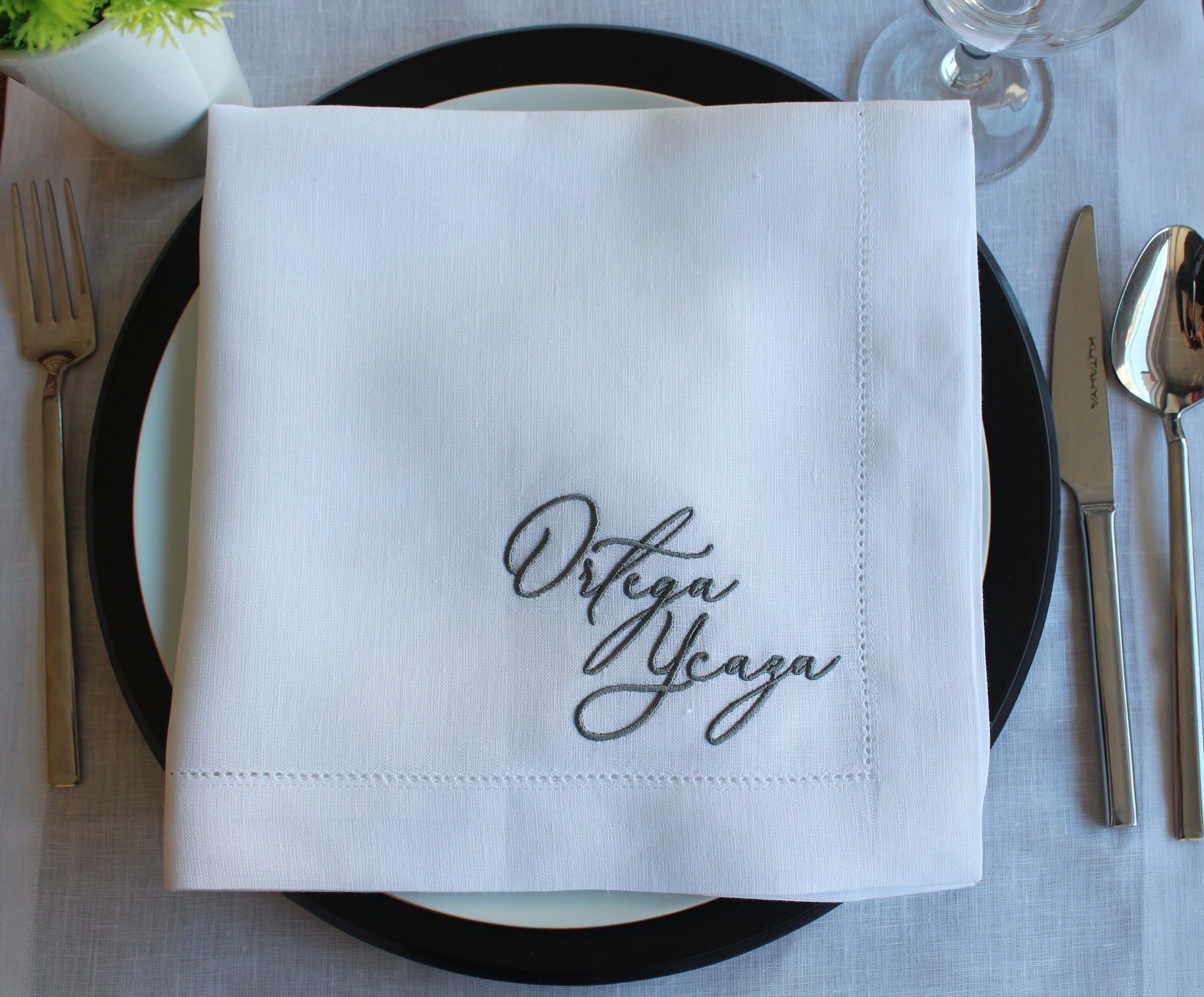 Name Embroidered Linen Napkin, Customized Linen Napkin, Family Embroidered Linen Dinner Napkin,  Wedding Gift, Personalized Dinner Napkin