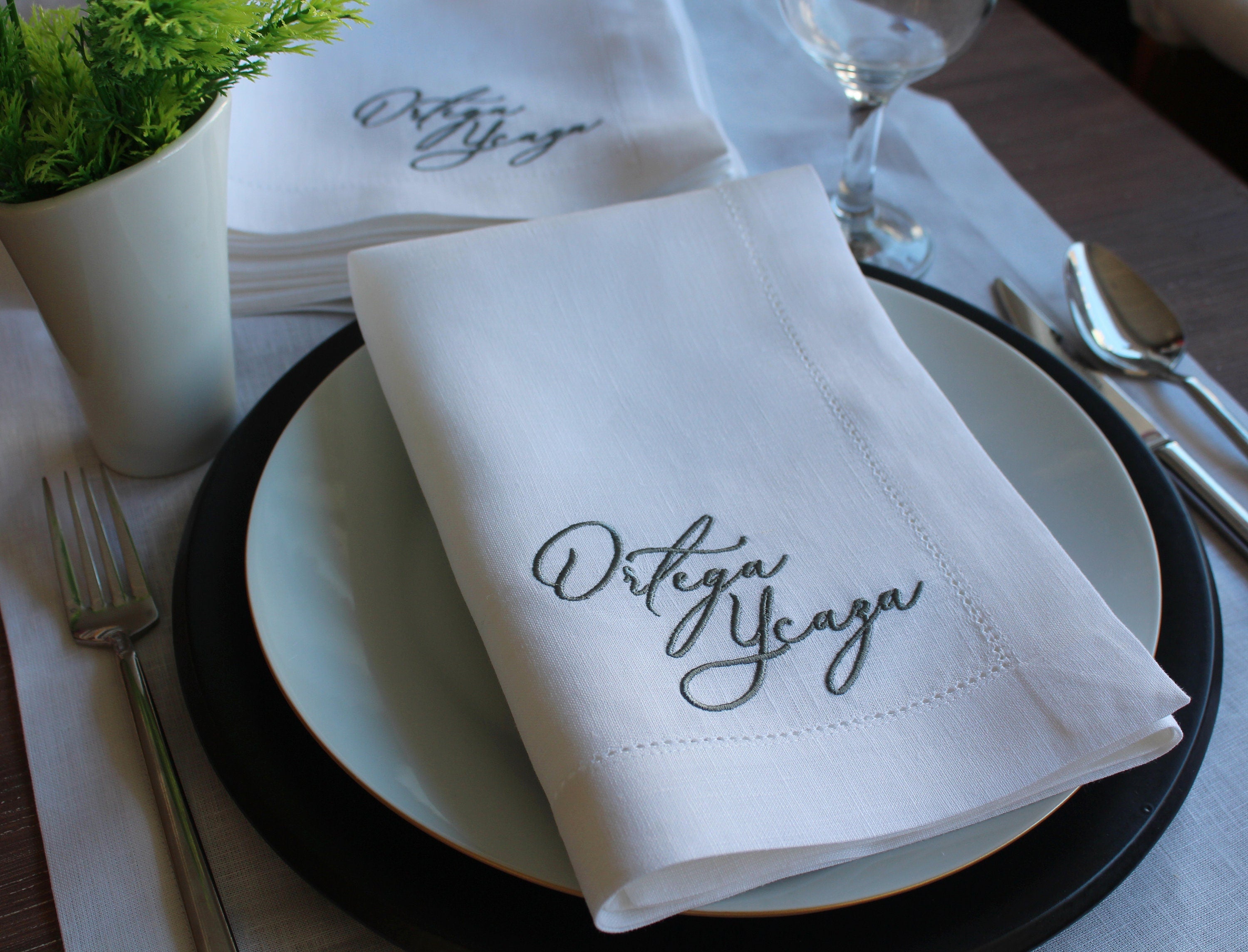 Name Embroidered Linen Napkin, Customized Linen Napkin, Family Embroidered Linen Dinner Napkin,  Wedding Gift, Personalized Dinner Napkin